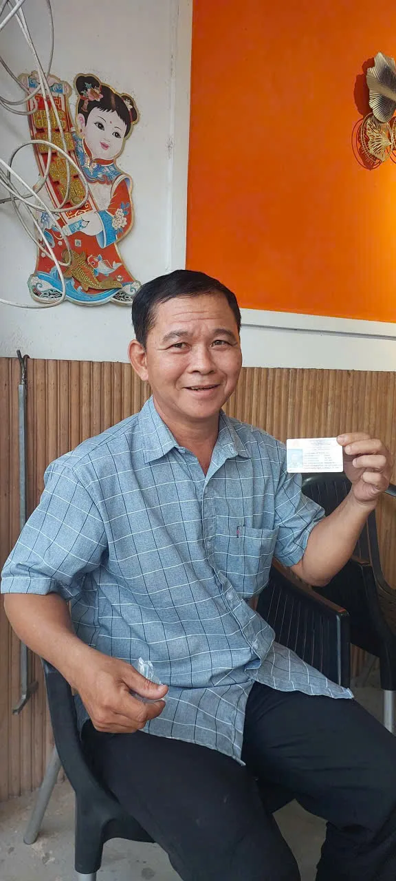 Học viên nhận giấy phép lái xe sau khi hoàn thành kỳ thi