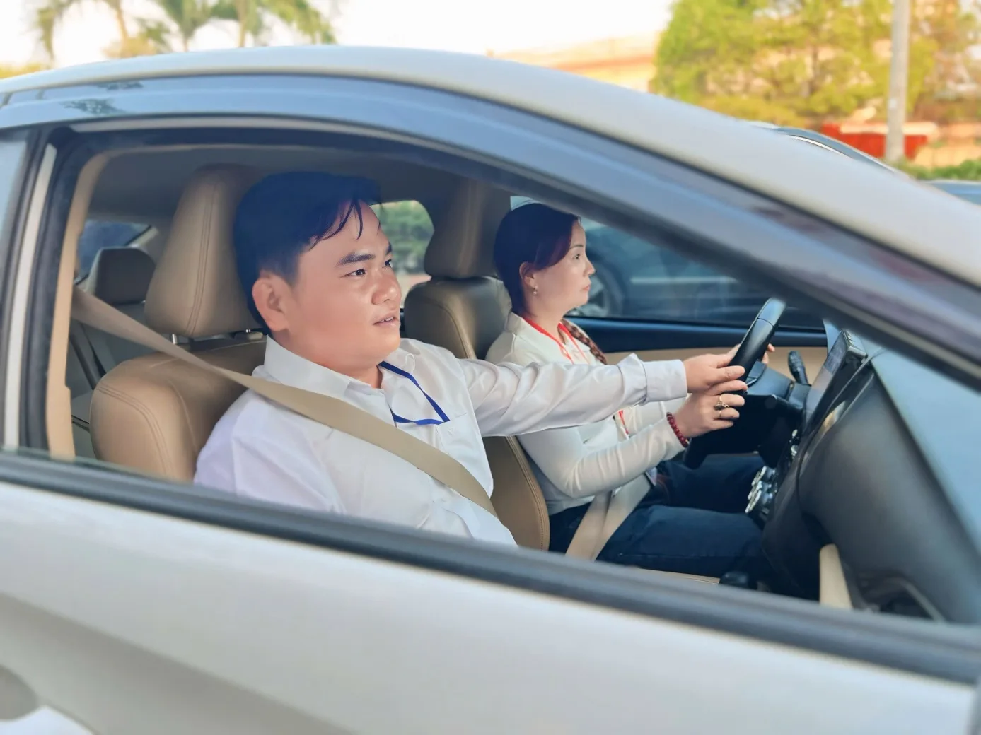 Học viên thực hành lái xe cùng giáo viên