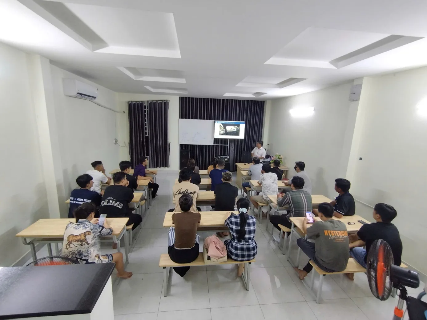 Giáo viên hướng dẫn lý thuyết lái xe